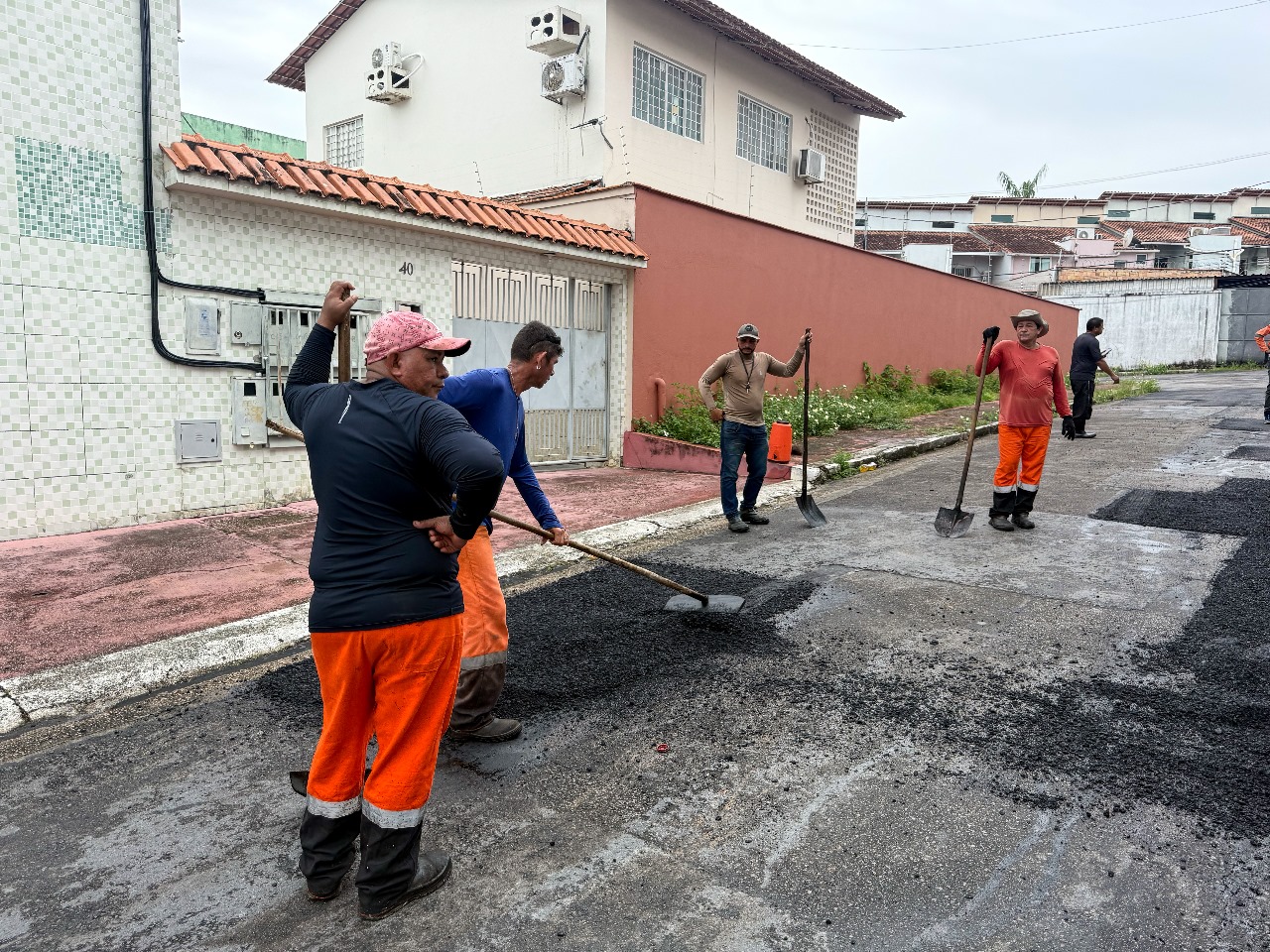 Prefeitura revitaliza rua no Parque 10 e moradores aprovam serviço de recuperação asfáltica