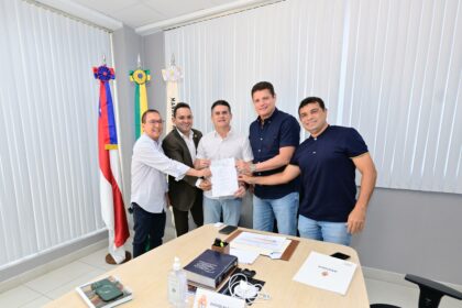David Almeida assina decreto que amplia autorizações de táxis