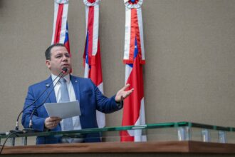 Wilker Barreto cobra melhorias em escola indígena e regularização da energia elétrica no interior do Amazonas