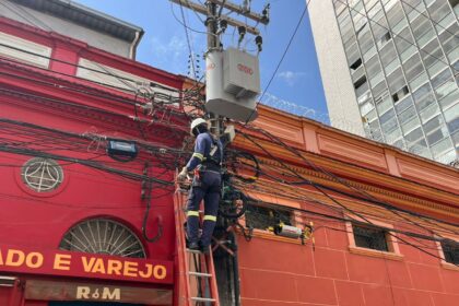Prefeitura avança na limpeza visual e chega a mais de 3 toneladas de fios e cabos retirados em seis vias do centro histórico