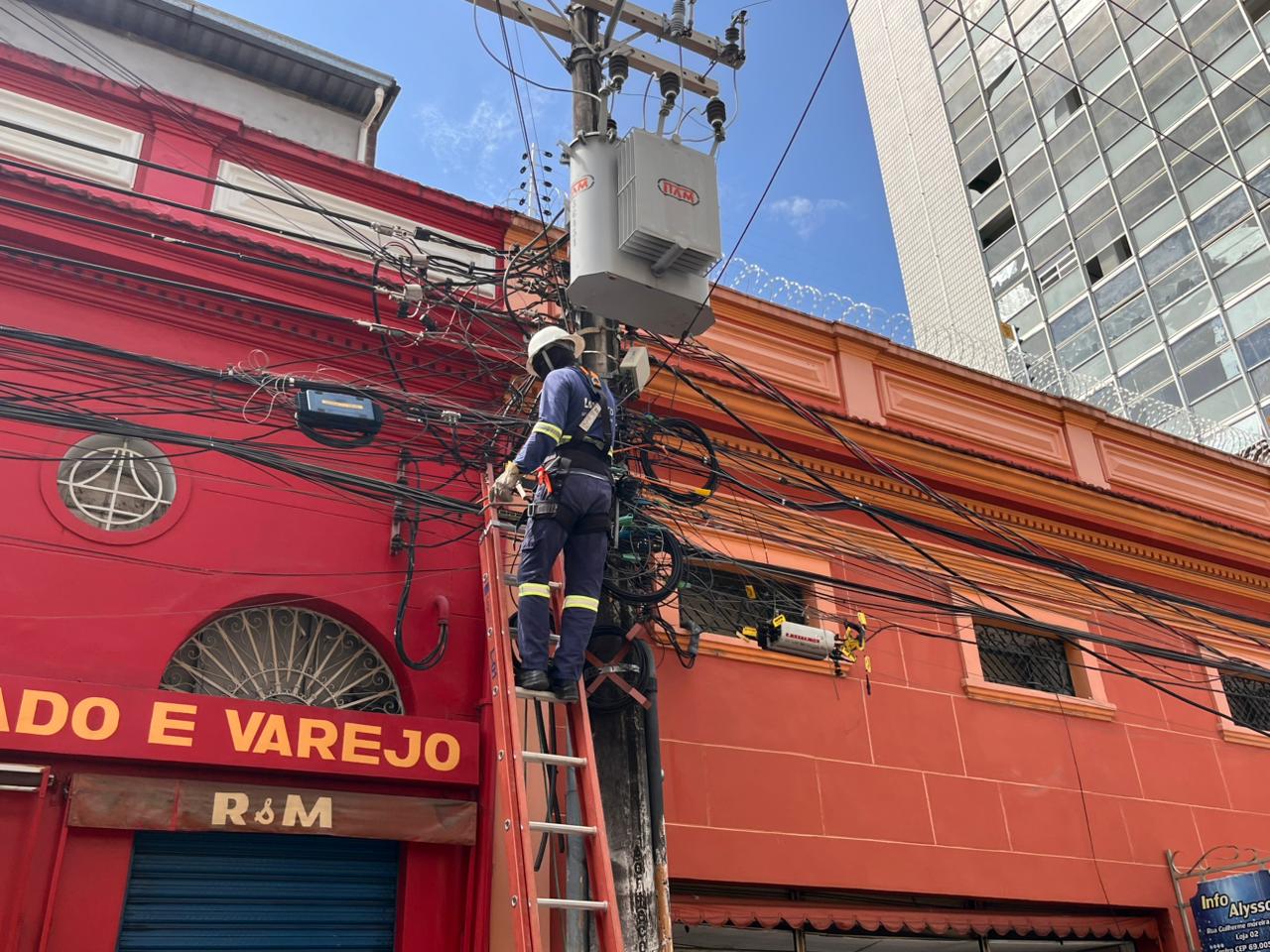 Prefeitura avança na limpeza visual e chega a mais de 3 toneladas de fios e cabos retirados em seis vias do centro histórico