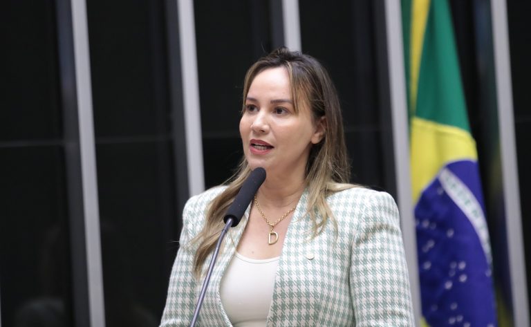 Comissão aprova projeto que obriga planos de saúde a fornecerem carteiras físicas para usuários