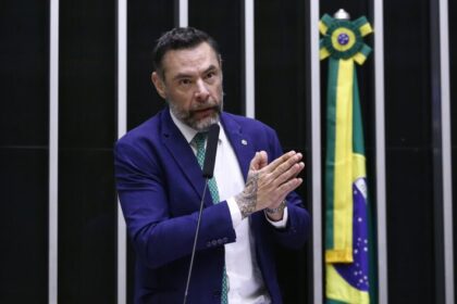 Comissão aprova acompanhante para pessoa com autismo ou Down em exame de direção veicular