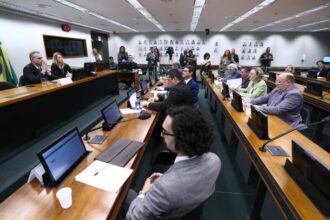 Conselho de Ética avalia casos de Eduardo Bolsonaro e Gilvan da Federal