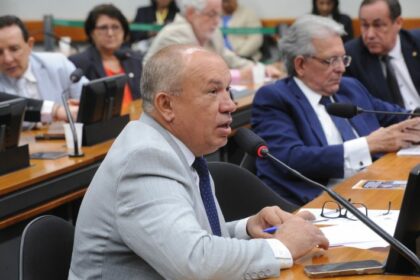 Comissão aprova projeto que obriga governos a criar protocolo contra notícias falsas durante desastres