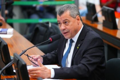 Comissão aprova exigência de profissional para atender criança com autismo em parques e clubes