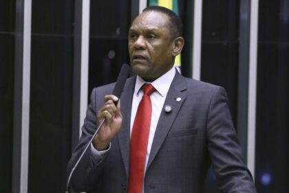 Comissão aprova proposta que torna crime divulgar, na internet, desafios ou brincadeiras perigosos