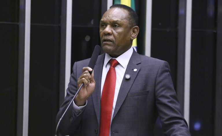 Comissão aprova proposta que torna crime divulgar, na internet, desafios ou brincadeiras perigosos