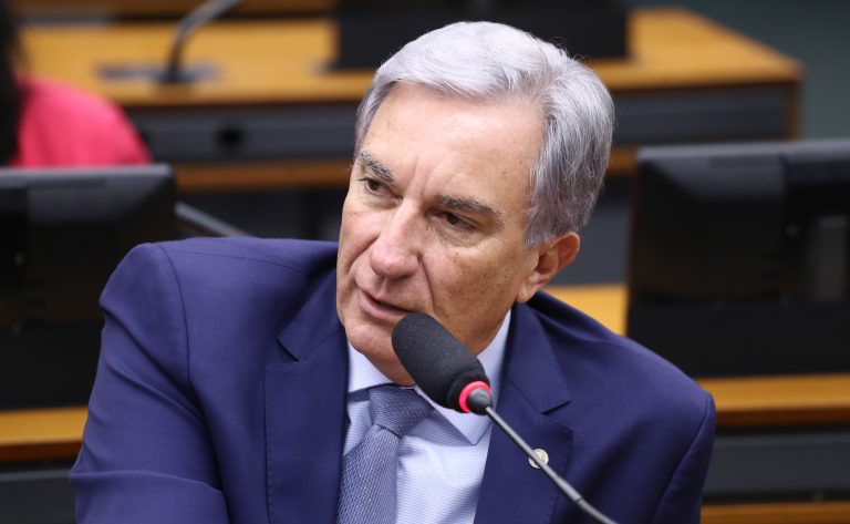 Comissão aprova proibição de distinção entre elevador social e de serviço