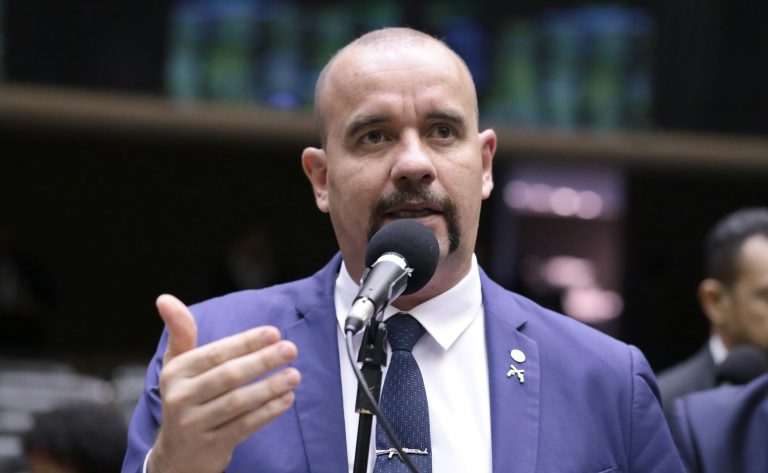Comissão aprova autorização para que PM tenha armas como militar do Exército