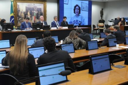 “Em pouco tempo vou estar solta”, diz Carla Zambelli em depoimento na CCJ