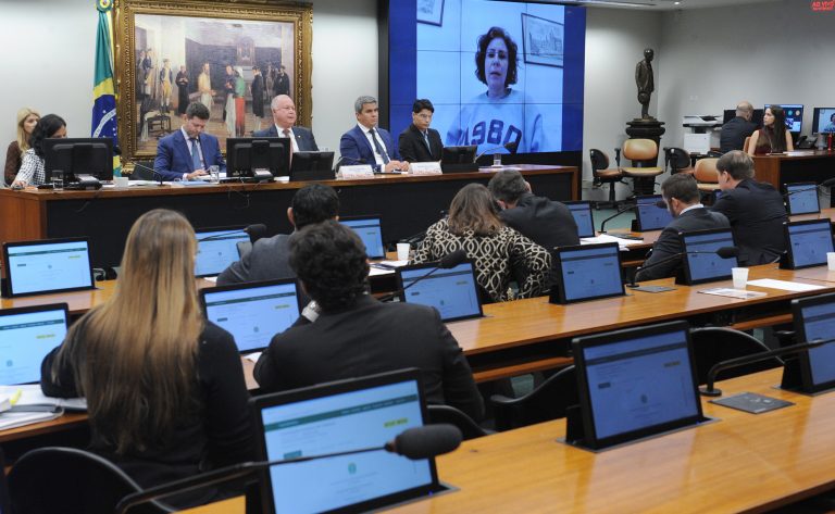 “Em pouco tempo vou estar solta”, diz Carla Zambelli em depoimento na CCJ