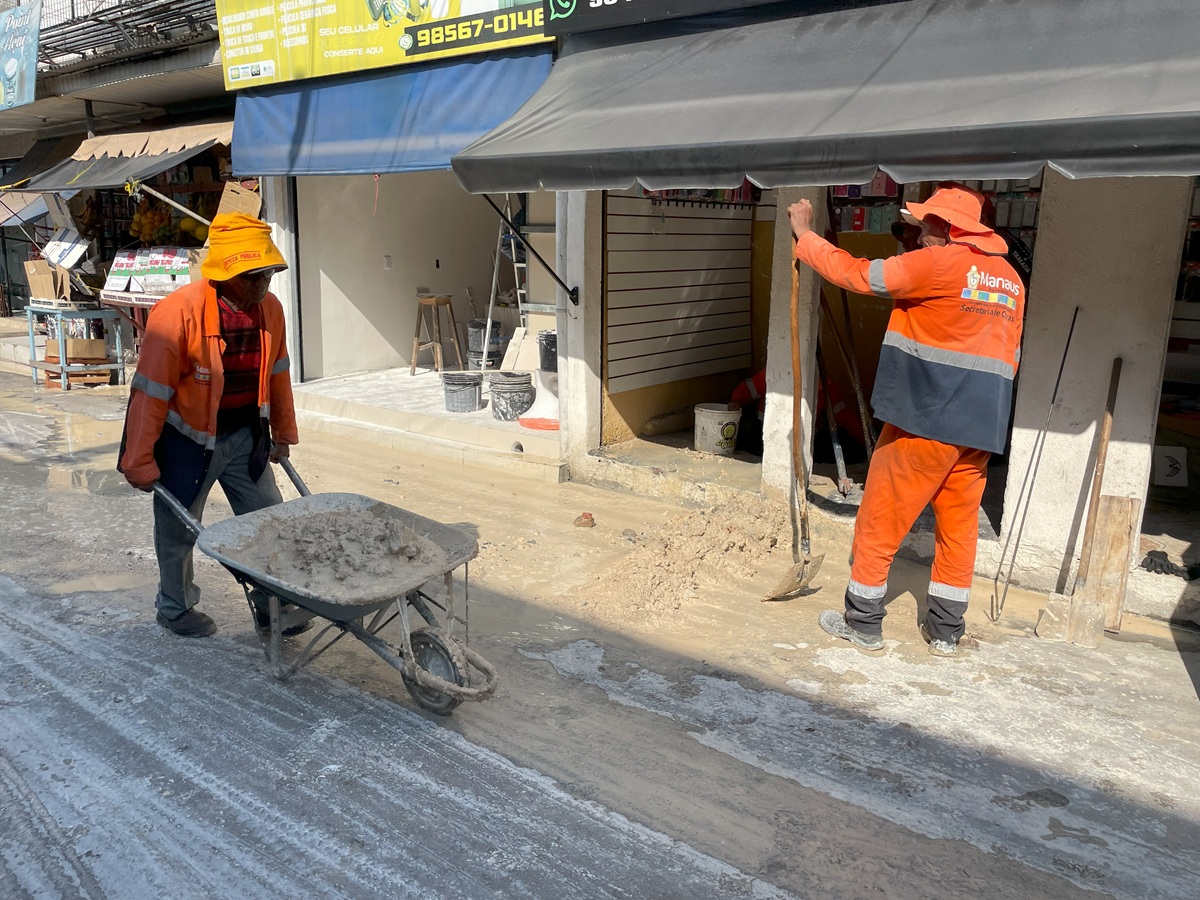 Prefeitura desobstrui rede de drenagem no São José Operário