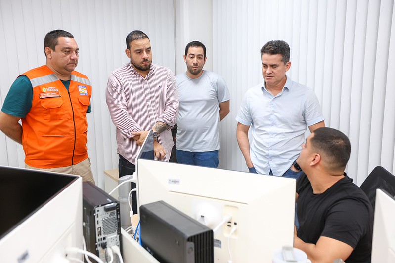 Prefeito David Almeida coordena ações durante fortes chuvas