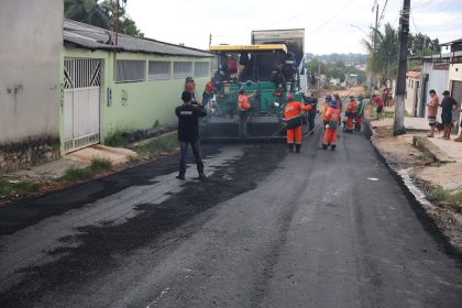 Prefeitura de Manaus leva asfalto ao bairro Lago Azul