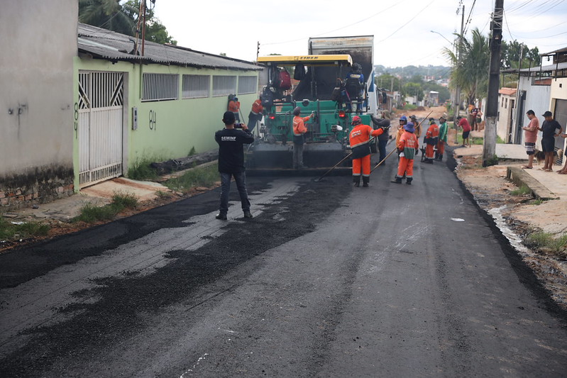 Prefeitura de Manaus leva asfalto ao bairro Lago Azul