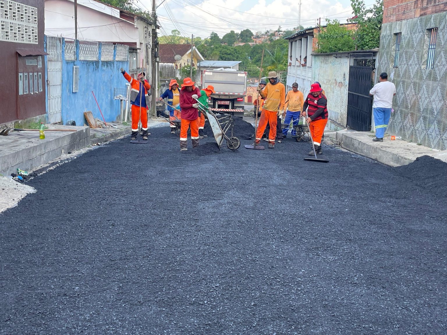 Prefeitura leva asfalto novo para a comunidade Val Paraíso