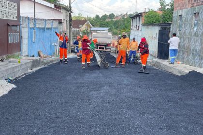 Prefeitura leva asfalto novo para a comunidade Val Paraíso