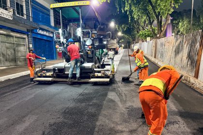 Prefeitura de Manaus realiza recapeamento noturno e transforma entorno da praça dos Remédios no centro histórico