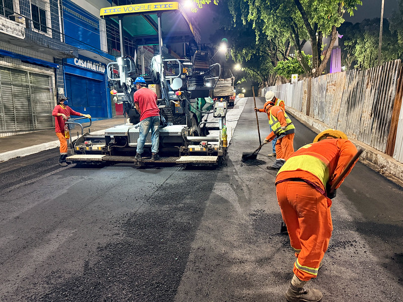 Prefeitura de Manaus realiza recapeamento noturno e transforma entorno da praça dos Remédios no centro histórico