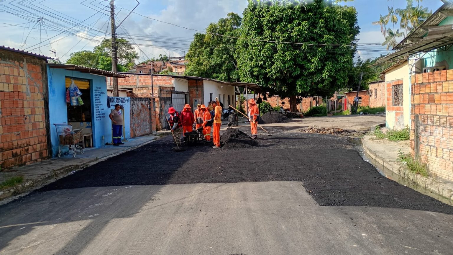 Prefeitura trabalha em nova via da comunidade Val Paraíso