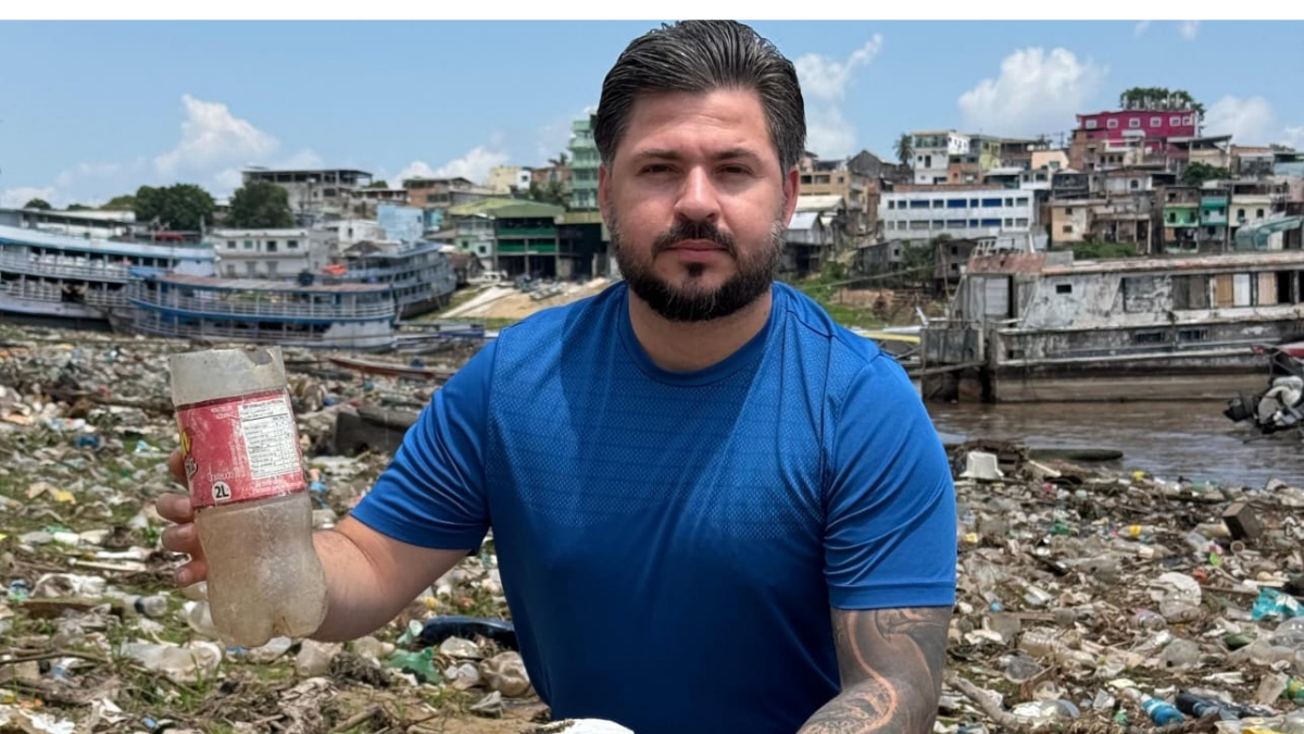 Amauri Gomes protesta contra acúmulo de lixo na Manaus Moderna Amauri Gomes protesta contra acúmulo de lixo na Manaus Moderna