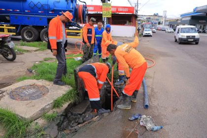 Limpeza e desobstrução em caixa coletora na avenida Dom Pedro
