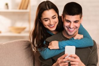 Corações de Mãos Dadas: A Nova Linguagem do Amor Digital Corações de Mãos Dadas: A Nova Linguagem do Amor Digital