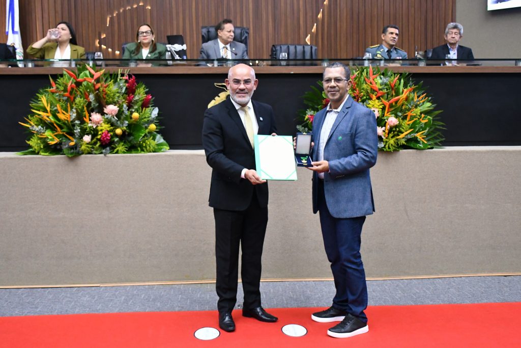 Cabo Maciel celebra Dia do Professor e saúda educadores homenageados com Medalha do Mérito Educacional na Aleam Cabo Maciel celebra Dia do Professor e saúda educadores homenageados com Medalha do Mérito Educacional na Aleam