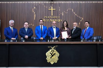 Cabo Maciel homenageia procuradora da Suframa com Medalha do Mérito Jurídico e anuncia Título de Cidadã Amazonense