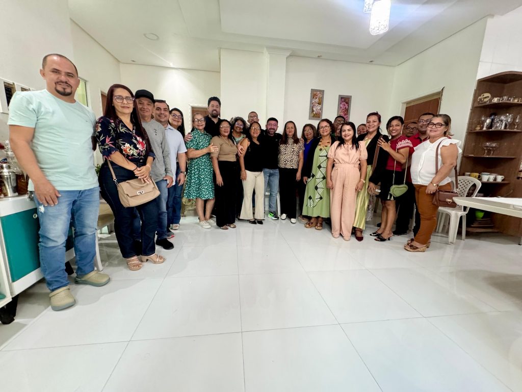 Carlinhos Bessa se reúne com gestores de Tefé para tratar de melhorias nas escolas estaduais Carlinhos Bessa se reúne com gestores de Tefé para tratar de melhorias nas escolas estaduais