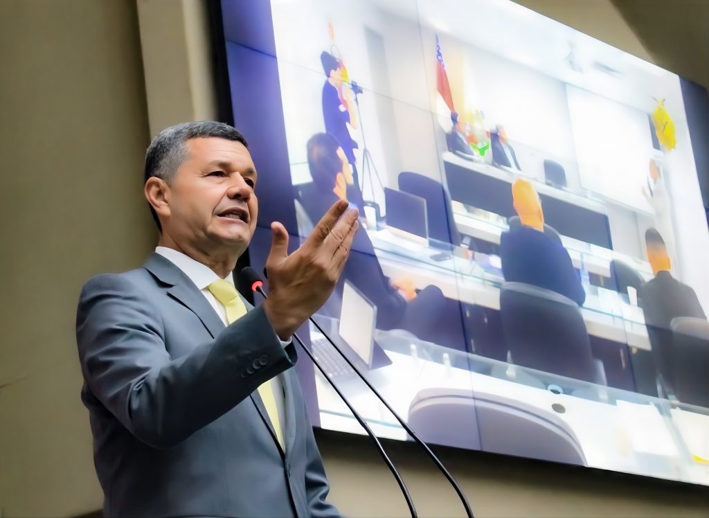 Comandante Dan leva à plenária da Aleam a barbárie das delegacias do interior