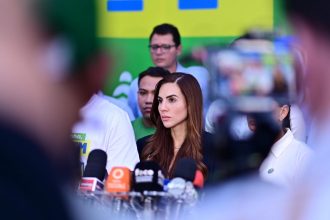 Débora Menezes homenageia repórteres policiais e destaca a importância da imprensa na prevenção de violências Débora Menezes homenageia repórteres policiais e destaca a importância da imprensa na prevenção de violências