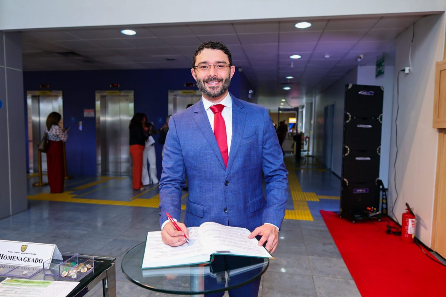 Deputado Daniel Almeida entrega Medalha do Mérito Legislativo ao médico Luiz Moreira