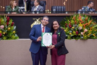 Deputado João Luiz homenageia educadora Silvia Maria Lira de Oliveira com Medalha do Mérito Legislativo Educacional