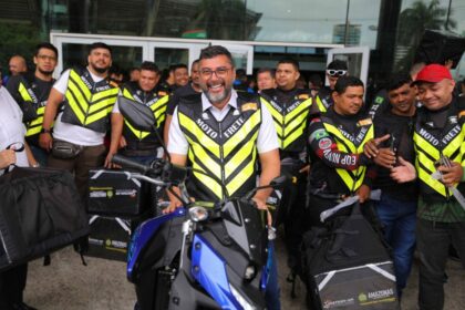 Governador Wilson Lima entrega kits de segurança para motofretistas e lança plataforma de cursos de trânsito EaD