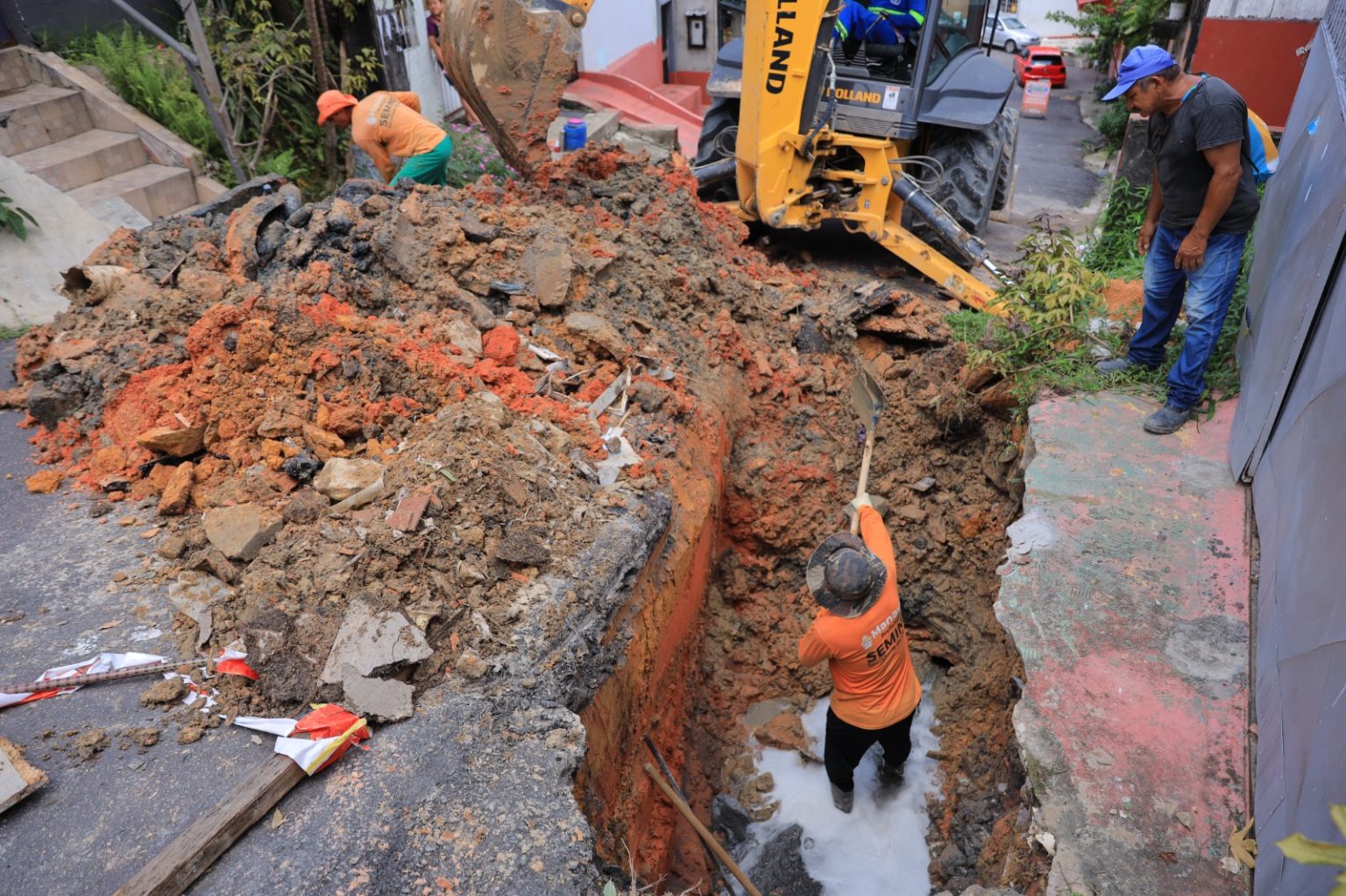 Obra e recuperação da galeria subterrânea no bairro Compensa