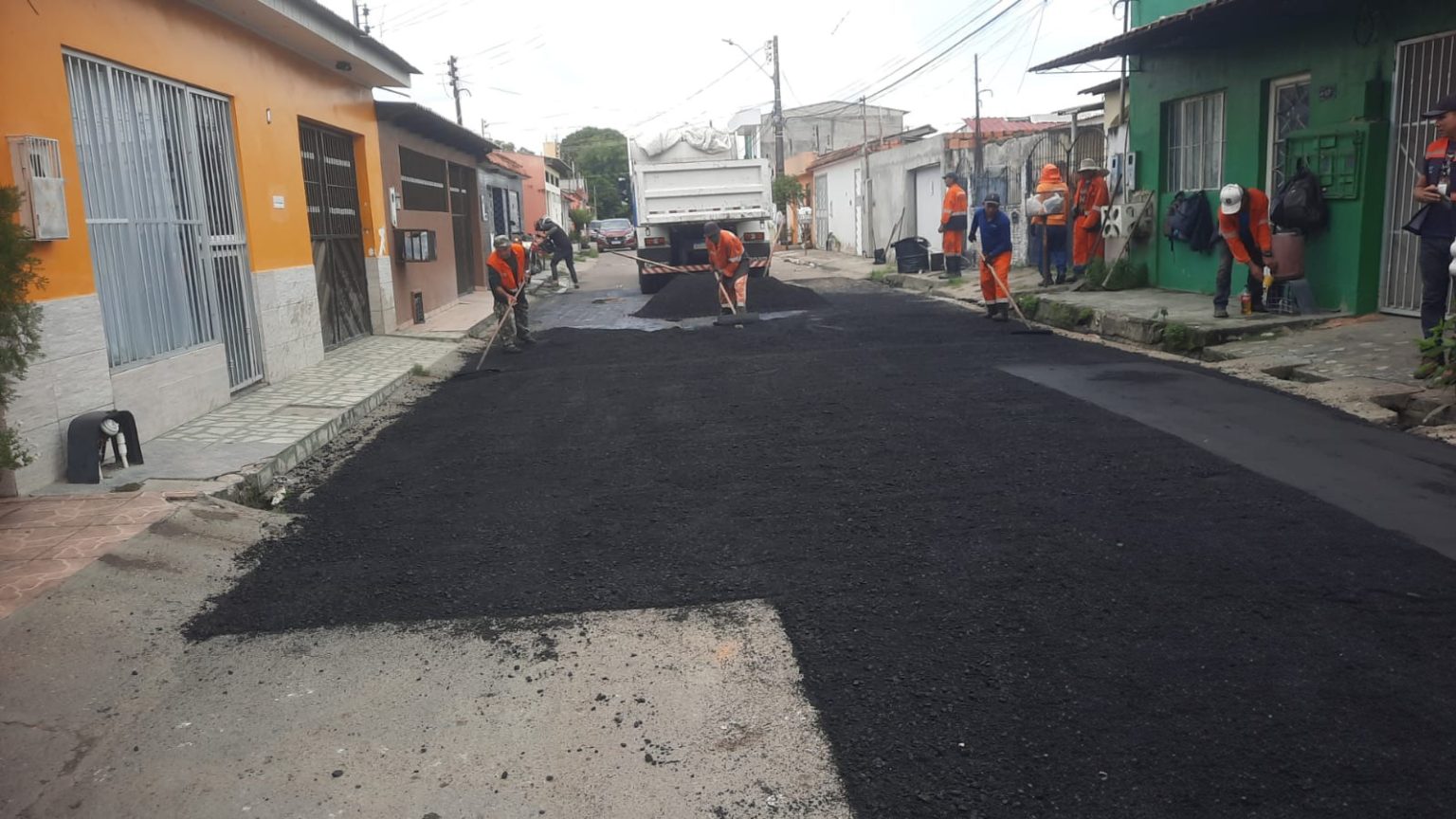 Prefeitura recupera pavimento no conjunto Oswaldo Frota