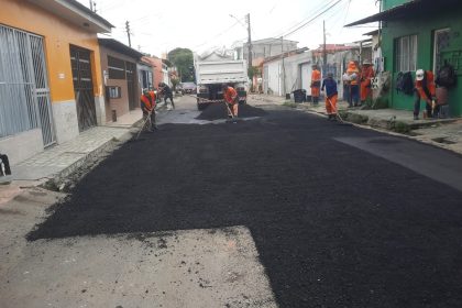 Prefeitura recupera pavimento no conjunto Oswaldo Frota