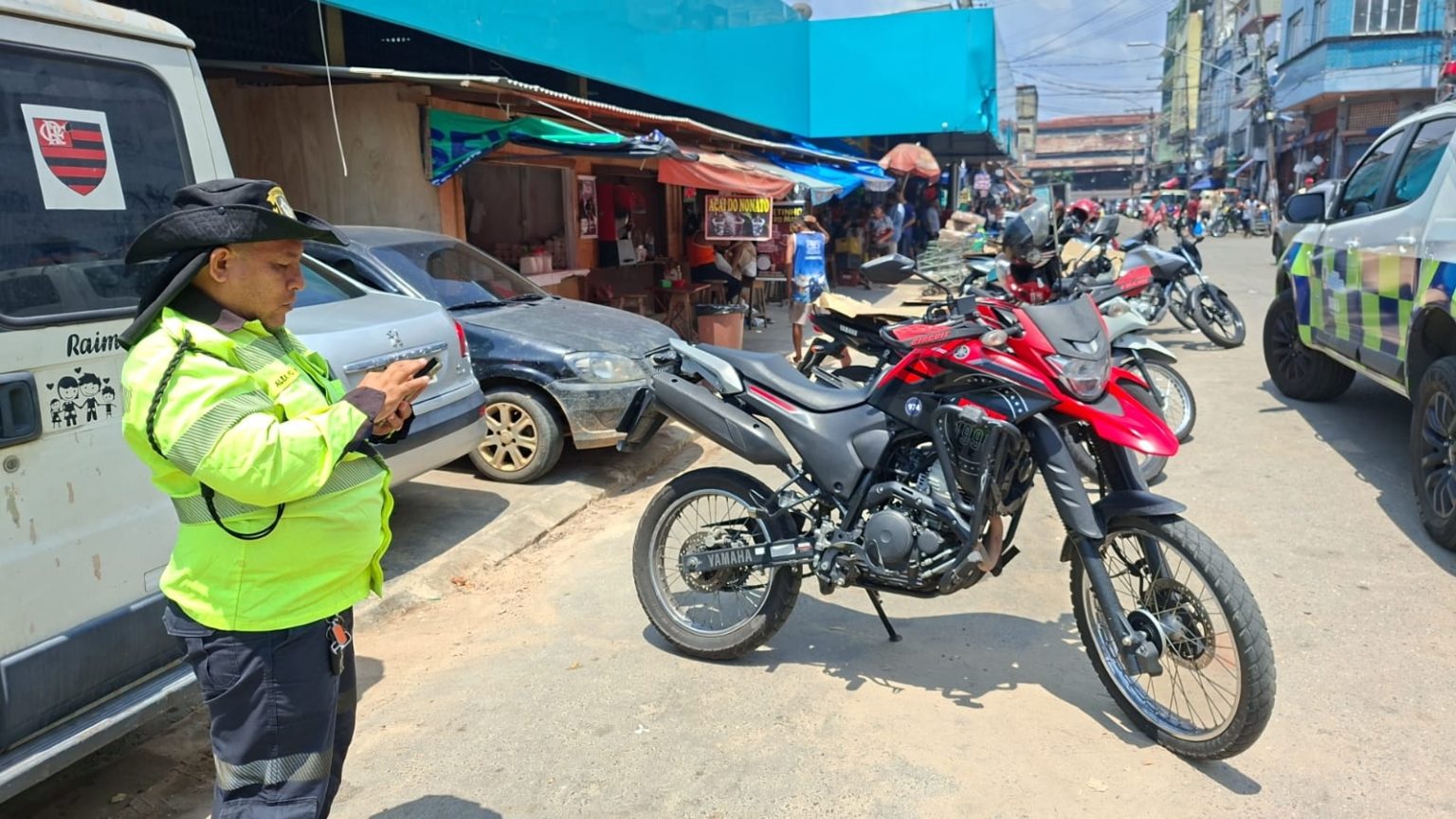 Prefeitura fiscaliza e autua 17 veículos e reforça combate ao estacionamento irregular