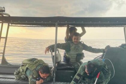 Polícia Militar do Amazonas resgata onça ferida por disparos de arma de fogo no Rio Negro