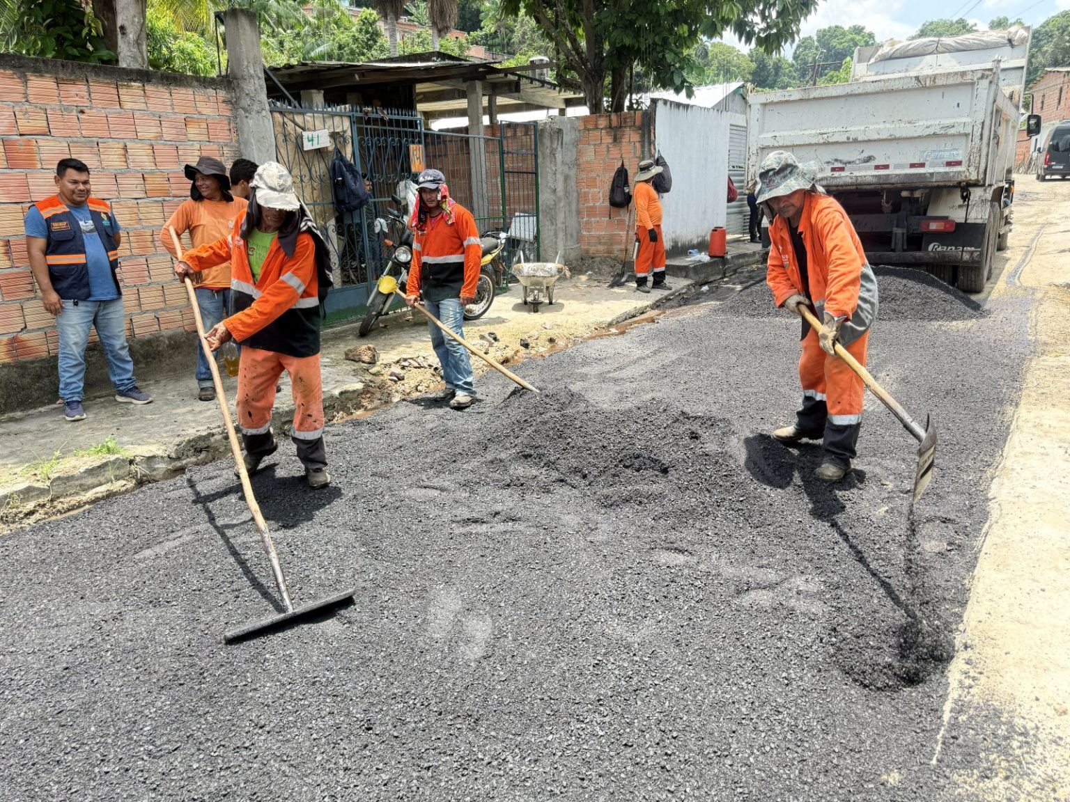 Prefeitura realiza recuperação asfáltica no Colônia Terra Nova