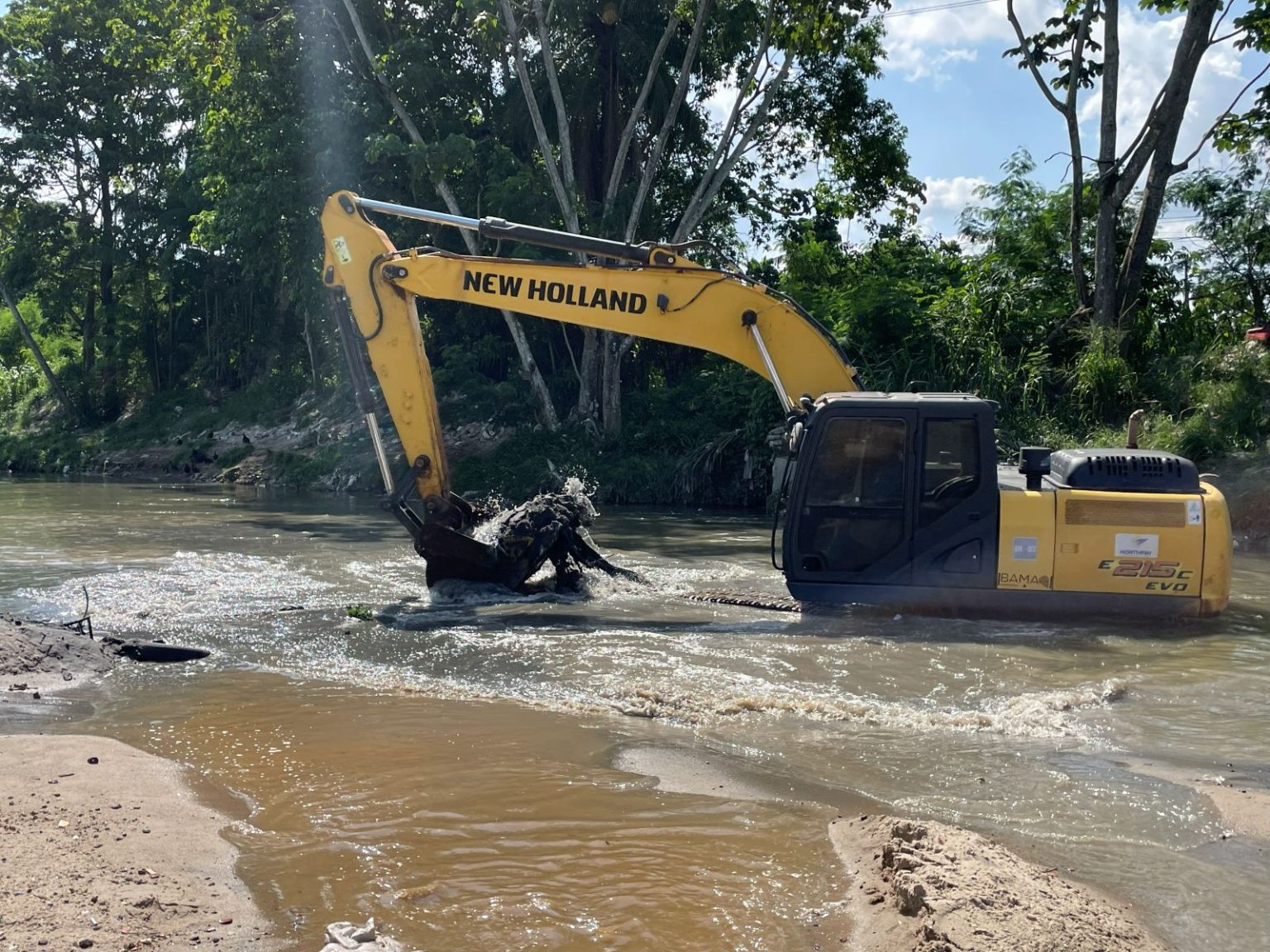 Prefeitura de Manaus intensifica dragagem de igarapés