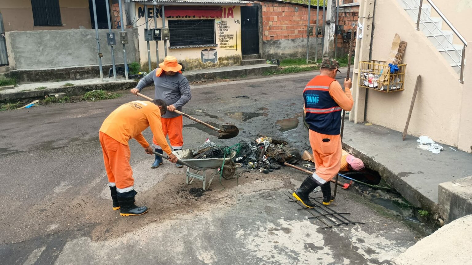 Prefeitura de Manaus realiza desobstrução de bueiros