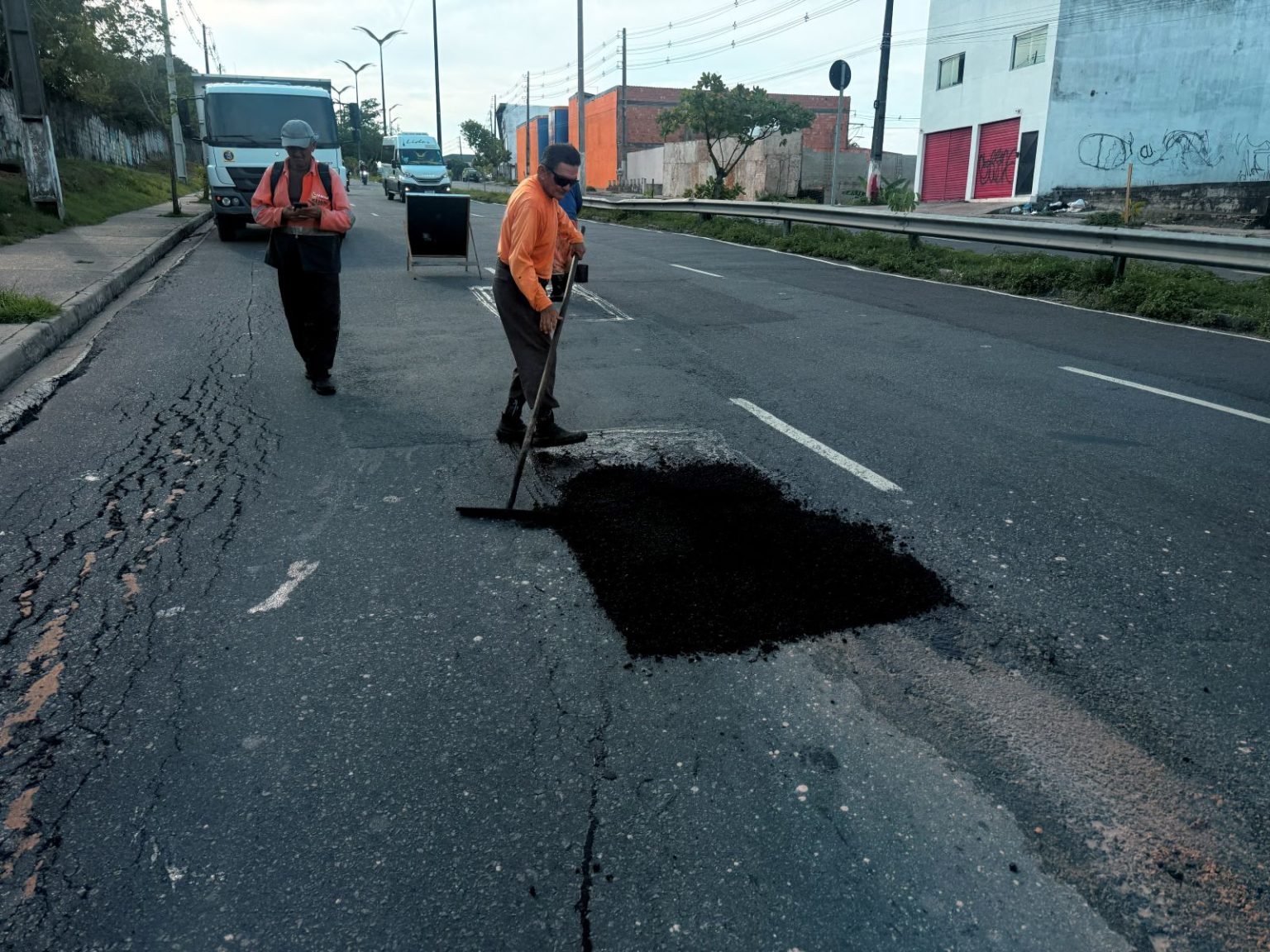 Prefeitura de Manaus realiza manutenção asfáltica