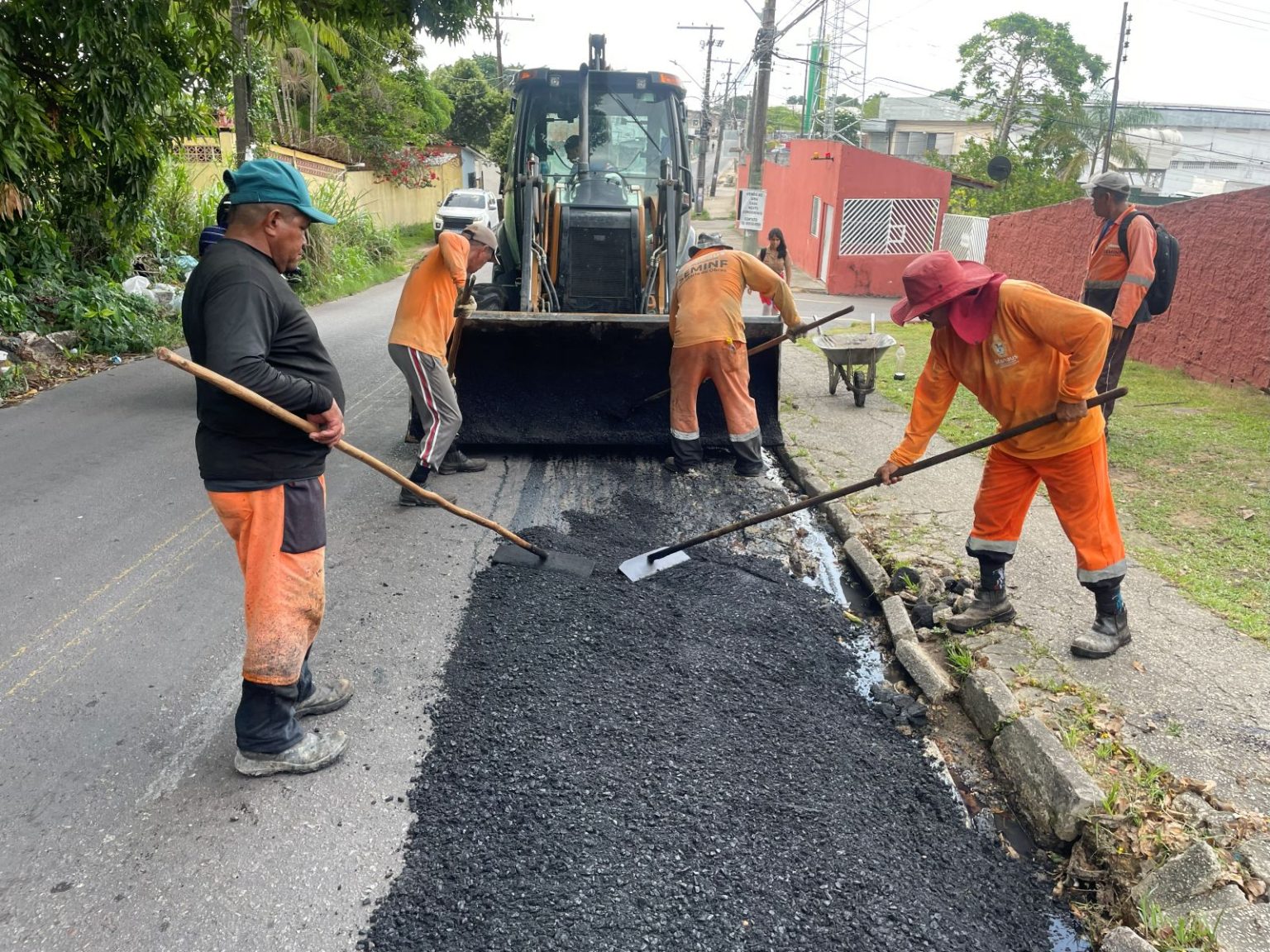 Prefeitura realiza recuperação asfáltica no bairro Coroado