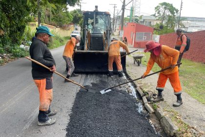Prefeitura realiza recuperação asfáltica no bairro Coroado