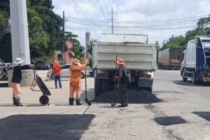 Prefeitura realiza recuperação asfáltica no bairro Lago Azul