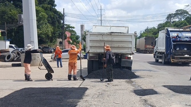 Prefeitura realiza recuperação asfáltica no bairro Lago Azul