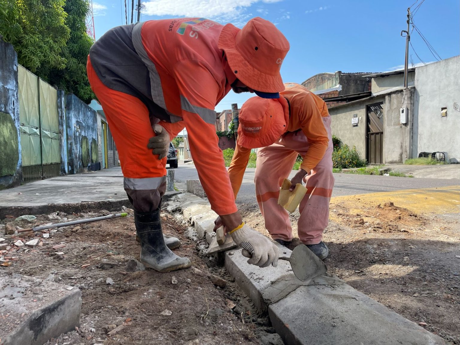 Prefeitura reforça sistema de escoamento em rua do bairro Aleixo